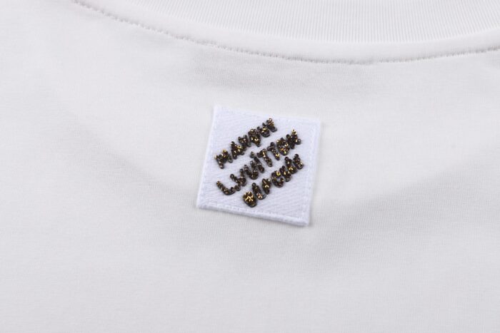 루이비통 엠벨리시드 시그니처 반팔티 화이트 1AJTYP 1AJTZ2 레플리카 미러급 SA급 S급 고퀄리티 하이엔드 최상급 의류 [남성여성공용] 9