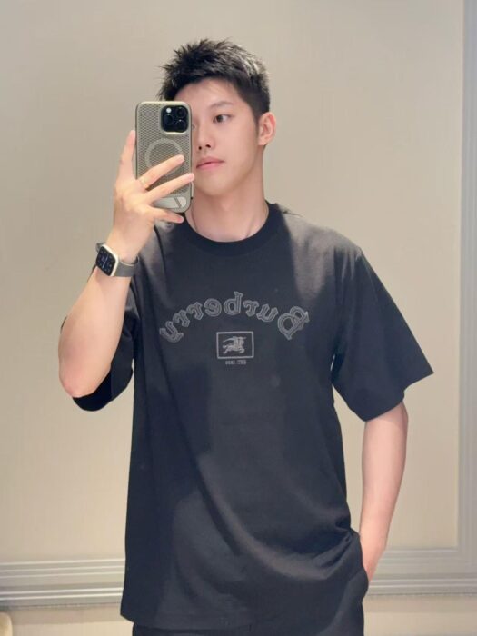 버버리 고딕 로고 크루넥 반팔티 블랙 레플리카 미러급 SA급 S급 고퀄리티 하이엔드 최상급 의류 [남성여성공용] 2