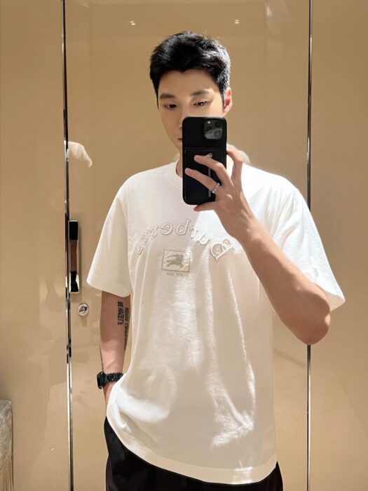 버버리 고딕 로고 크루넥 반팔티 화이트 레플리카 미러급 SA급 S급 고퀄리티 하이엔드 최상급 의류 [남성여성공용]