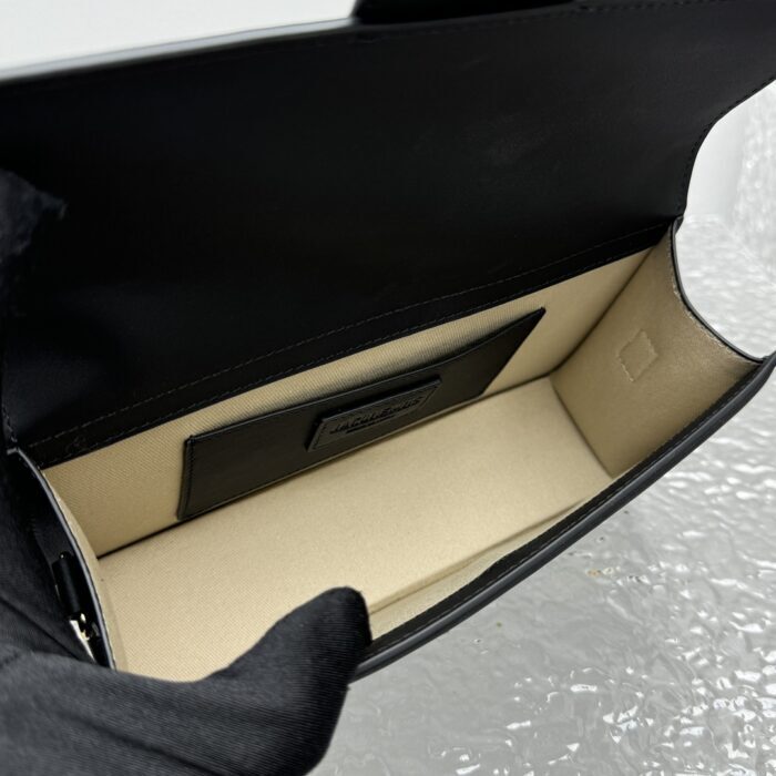 자크뮈스 밤비노 크로스바디 플랩백 블랙 라지 금장 무광 레더 레플리카 미러급 SA급 S급 고퀄리티 최상급 하이엔드 가방 [여성] 4