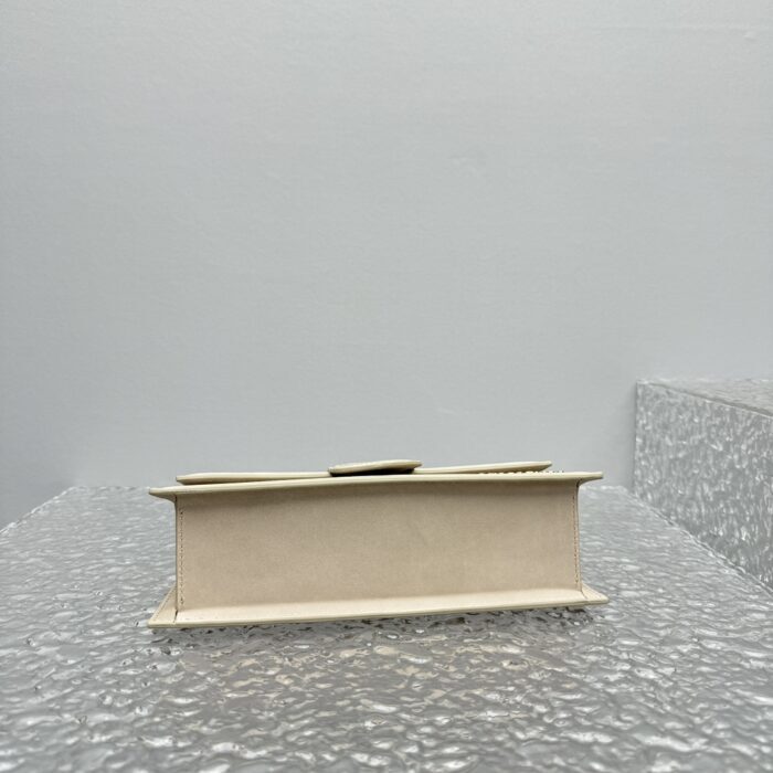 자크뮈스 밤비노 크로스바디 플랩백 베이지 라지 금장 스웨이드 레플리카 미러급 SA급 S급 고퀄리티 최상급 하이엔드 가방 [여성] 7