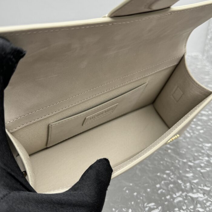 자크뮈스 밤비노 크로스바디 플랩백 베이지 라지 금장 스웨이드 레플리카 미러급 SA급 S급 고퀄리티 최상급 하이엔드 가방 [여성] 4