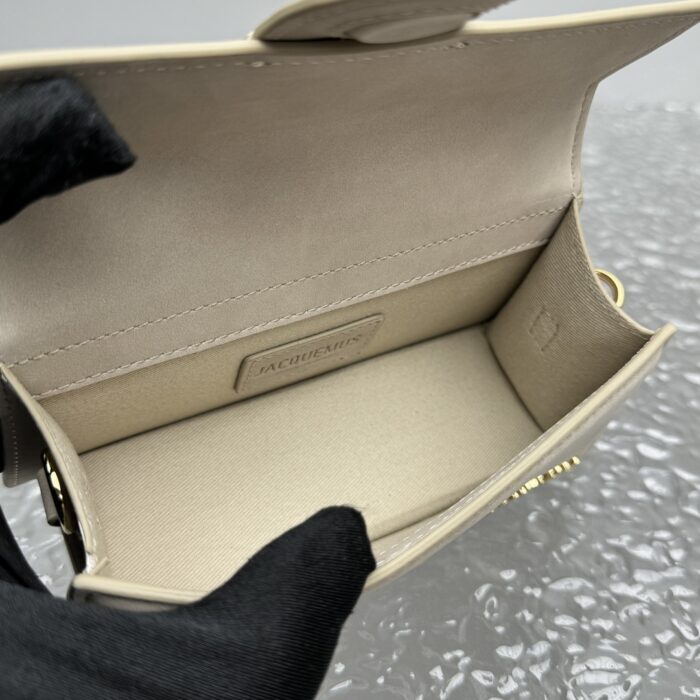 자크뮈스 밤비노 크로스바디 플랩백 베이지 스몰 금장 스웨이드 레플리카 미러급 SA급 S급 고퀄리티 최상급 하이엔드 가방 [여성] 4