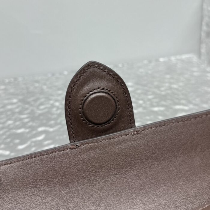 자크뮈스 밤비노 크로스바디 플랩백 다크 브라운 스몰 금장 레더 레플리카 미러급 SA급 S급 고퀄리티 최상급 하이엔드 가방 [여성] 9