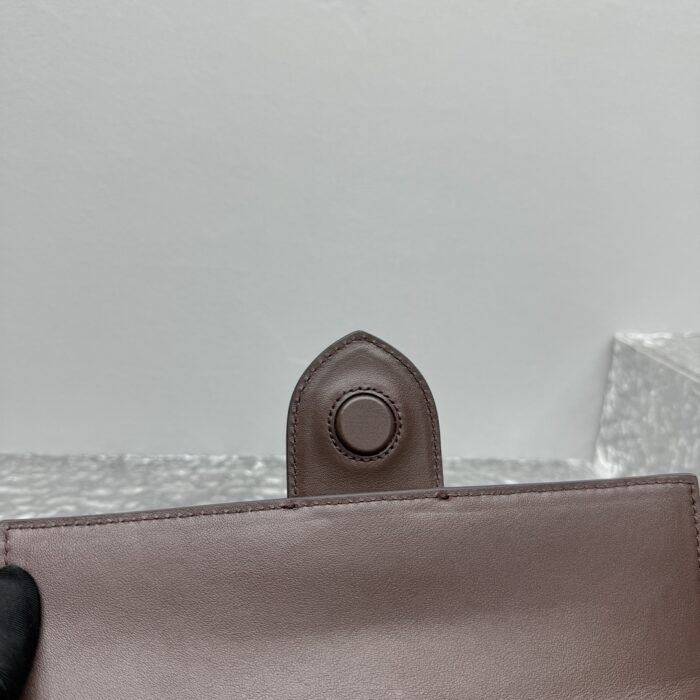 자크뮈스 밤비노 크로스바디 플랩백 다크 브라운 라지 금장 레더 레플리카 미러급 SA급 S급 고퀄리티 최상급 하이엔드 가방 [여성] 12