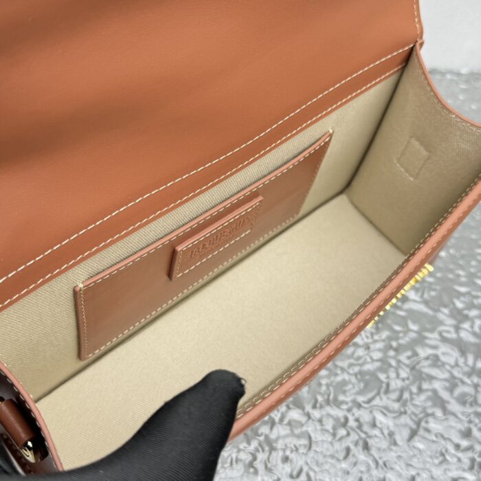 자크뮈스 밤비노 크로스바디 플랩백 꼬냑 라지 금장 레더 레플리카 미러급 SA급 S급 고퀄리티 최상급 하이엔드 가방 [여성] 4