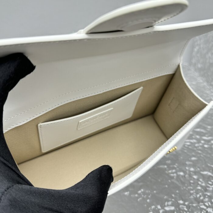 자크뮈스 밤비노 크로스바디 플랩백 화이트 라지 금장 레더 레플리카 미러급 SA급 S급 고퀄리티 최상급 하이엔드 가방 [여성] 4