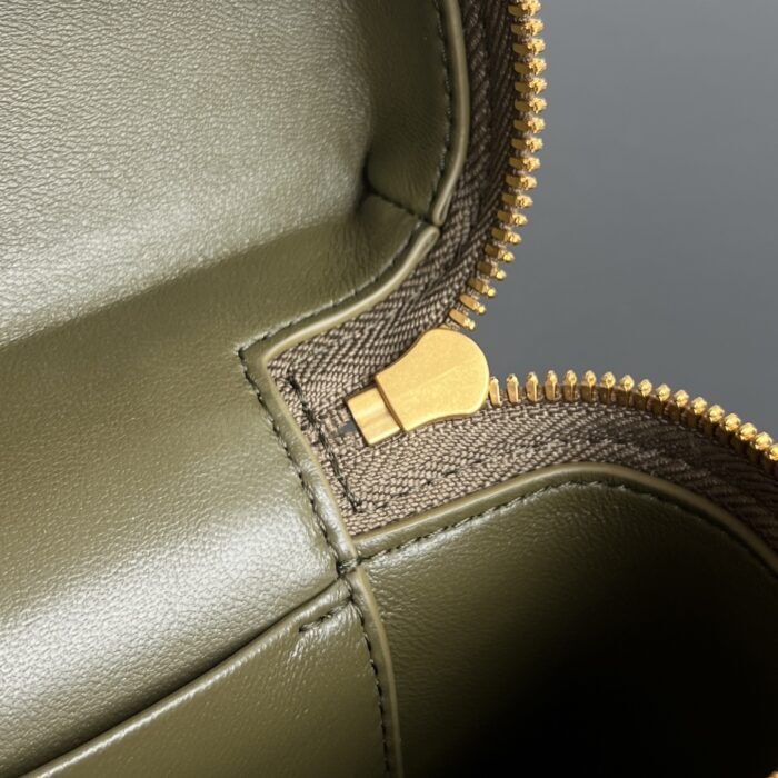 보테가베네타 뱅뱅 배니티 케이스 스웨이드 올리브 789109 레플리카 미러급 SA급 S급 고퀄리티 최상급 하이엔드 가방 [여성] 7