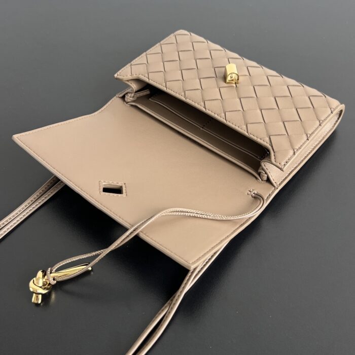 보테가베네타 안디아모 파우치 온 스트랩 파인콘 836940 레플리카 미러급 SA급 S급 고퀄리티 최상급 하이엔드 가방 [여성] 4