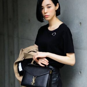 생로랑 그랑 드 뿌드르 엠보스드 가죽 소재의 CASSANDRA 미디엄 탑 핸들 백 블랙 623931 레플리카 미러급 SA급 S급 고퀄리티 최상급 하이엔드 가방 [여성]