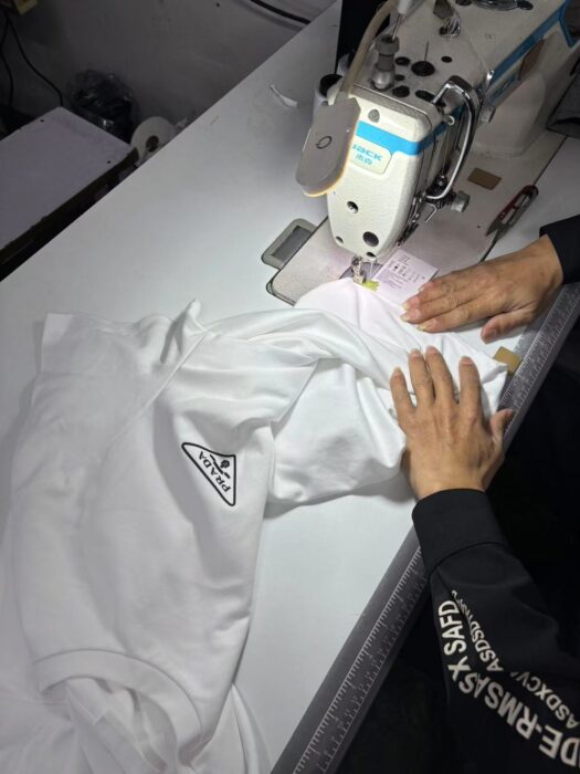 프라다 삼각 로고 프린트 크루넥 반팔티 화이트 레플리카 미러급 SA급 S급 고퀄리티 하이엔드 최상급 의류 [남성여성공용] 12