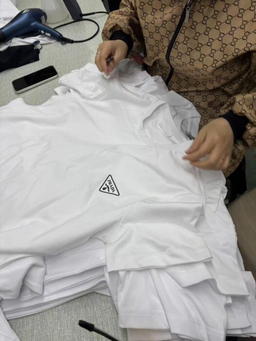 프라다 삼각 로고 프린트 크루넥 반팔티 화이트 레플리카 미러급 SA급 S급 고퀄리티 하이엔드 최상급 의류 [남성여성공용] 13