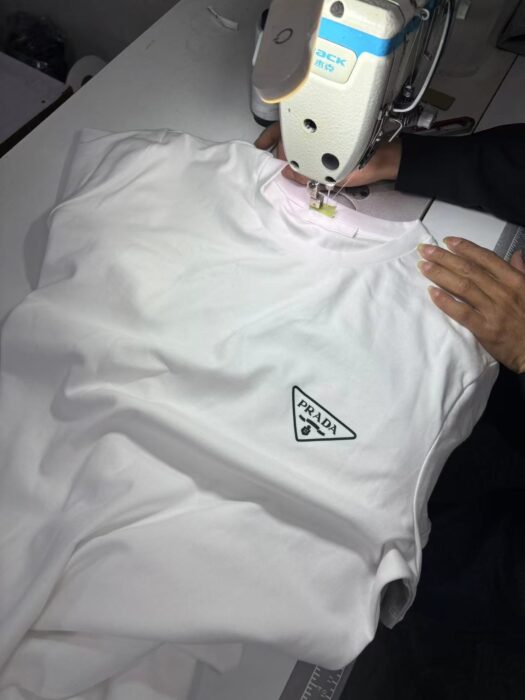 프라다 삼각 로고 프린트 크루넥 반팔티 화이트 레플리카 미러급 SA급 S급 고퀄리티 하이엔드 최상급 의류 [남성여성공용] 14