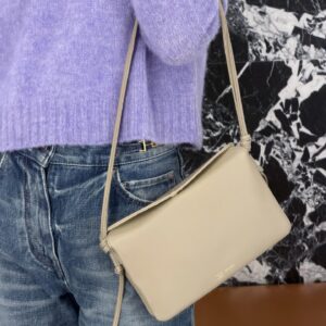 셀린느 트리오 플랩 부드러운 램스킨 10P862 라이트 베이지 레플리카 미러급 SA급 S급 고퀄리티 최상급 하이엔드 가방 [남성여성공용]