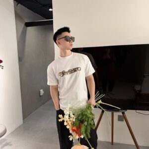 루이비통 엠벨리시드 시그니처 반팔티 화이트 1AJTYP 1AJTZ2 레플리카 미러급 SA급 S급 고퀄리티 하이엔드 최상급 의류 [남성여성공용]