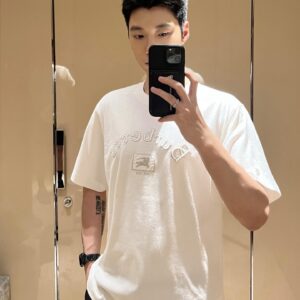 버버리 고딕 로고 크루넥 반팔티 화이트 레플리카 미러급 SA급 S급 고퀄리티 하이엔드 최상급 의류 [남성여성공용]