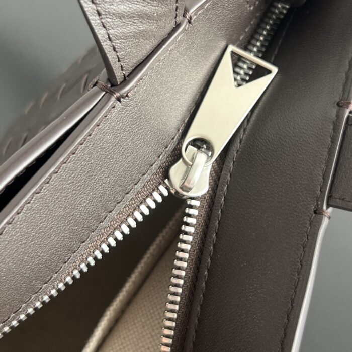 보테가베네타 미니 인트레치아토 지퍼 토트 백 855504 폰단트 레플리카 미러급 SA급 S급 고퀄리티 최상급 하이엔드 가방 [남성여성공용] 7