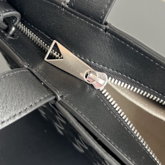 보테가베네타 미니 인트레치아토 지퍼 토트 백 855504 블랙 레플리카 미러급 SA급 S급 고퀄리티 최상급 하이엔드 가방 [남성여성공용] 8