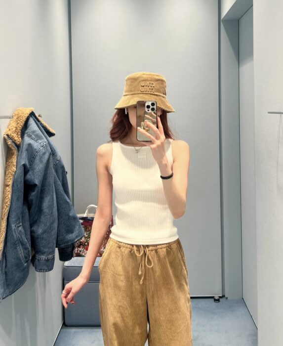 미우미우 자수 양털 민소매 나시 레플리카 미러급 SA급 S급 고퀄리티 하이엔드 최상급 의류 [여성]