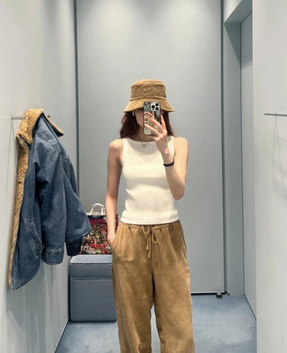 미우미우 자수 양털 민소매 나시 레플리카 미러급 SA급 S급 고퀄리티 하이엔드 최상급 의류 [여성] 9