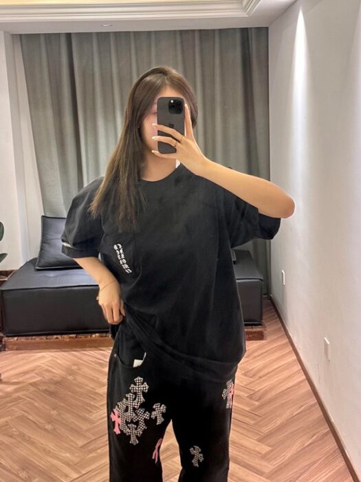 크롬하츠 스크롤 로고 티셔츠 블랙 반팔티 - 도쿄 한정 레플리카 미러급 SA급 S급 고퀄리티 하이엔드 최상급 의류 [남성여성공용]