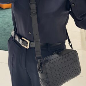 보테가베네타 스몰 인트레치아토 카메라 백 755923 블랙 잔짜임 스트랩 레플리카 미러급 SA급 S급 고퀄리티 최상급 하이엔드 가방 [남성여성공용]