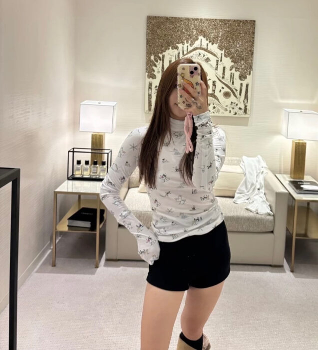 샤넬 25N 스키 하이넥 긴팔티 화이트 레플리카 미러급 SA급 S급 고퀄리티 하이엔드 최상급 의류 [여성]