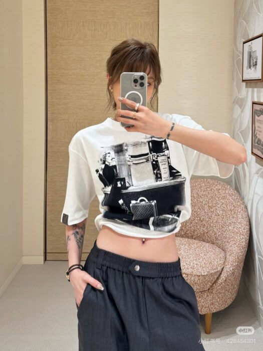 루이비통 트래블러 트렁크 프린트 티셔츠 반팔티 블랙 화이트 1AJHGU 레플리카 미러급 SA급 S급 고퀄리티 하이엔드 최상급 의류 [여성] 2
