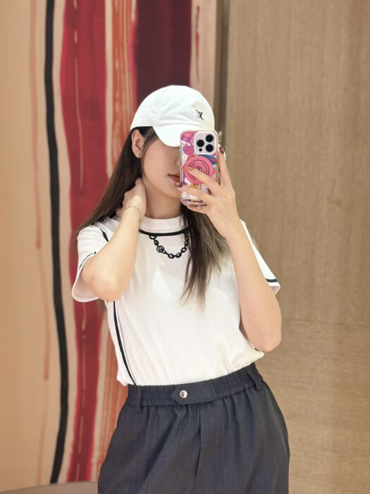 루이비통 아웃라인 프린트 티셔츠 반팔티 화이트 1AJIYU 레플리카 미러급 SA급 S급 고퀄리티 하이엔드 최상급 의류 [여성]