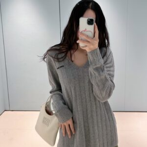 미우미우 캐이미어 스트라이프 브이넥 긴팔 니트 그레이 레플리카 미러급 SA급 S급 고퀄리티 하이엔드 최상급 의류 [여성]