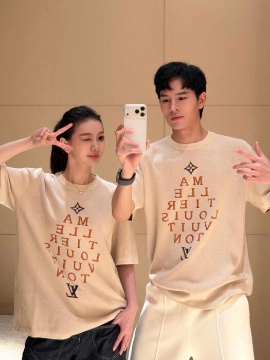 루이비통 쇼트 슬리브드 시크니처 크루넥 니트 반팔티 베이지 1AK6YS 레플리카 미러급 SA급 S급 고퀄리티 하이엔드 최상급 의류 [남성여성공용]