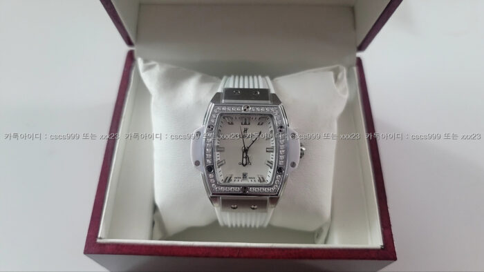 위블로(HUBLOT)TITANIUM WHITE DIAMONDS 2