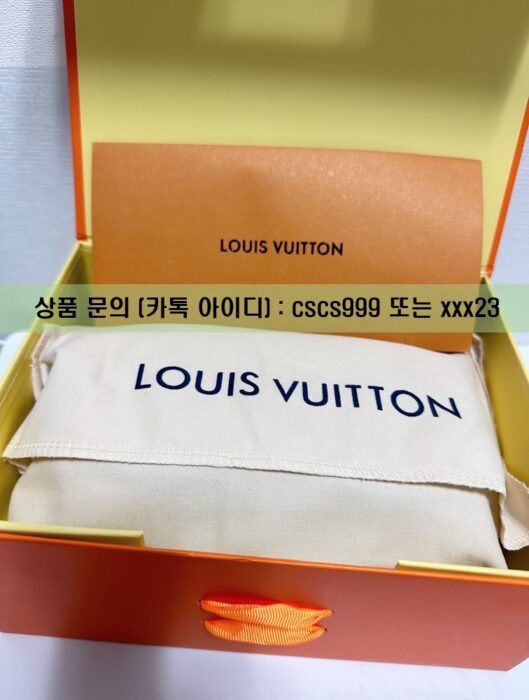 루이비통 유틸리티 모노그램 크로스 바디백 4