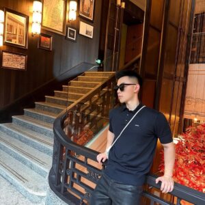 프라다 니트 반팔티 폴로 카라티 블랙 UMF148SOOO18DY F0008 레플리카 미러급 SA급 S급 고퀄리티 하이엔드 최상급 의류 [남성여성공용]