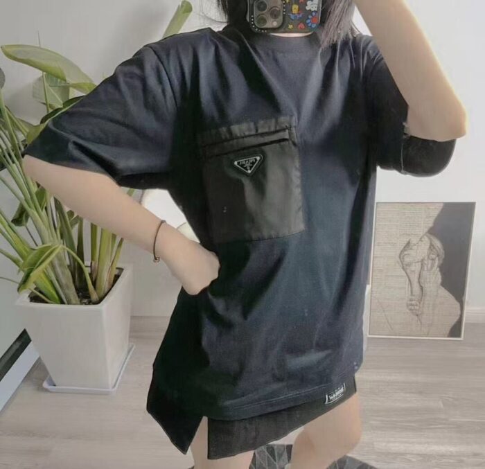 프라다 이음 포켓 세모 모노그램 반팔티 블랙 레플리카 미러급 SA급 S급 고퀄리티 하이엔드 최상급 의류 [남성여성공용] 2