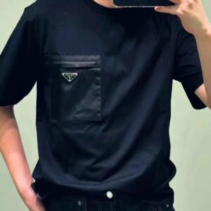 프라다 이음 포켓 세모 모노그램 반팔티 블랙 레플리카 미러급 SA급 S급 고퀄리티 하이엔드 최상급 의류 [남성여성공용]