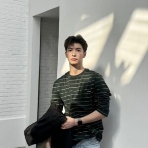 미우미우 로고패치 스트라이프 루즈핏 반팔티셔츠 레플리카 미러급 SA급 S급 고퀄리티 하이엔드 최상급 의류 [남성여성공용]