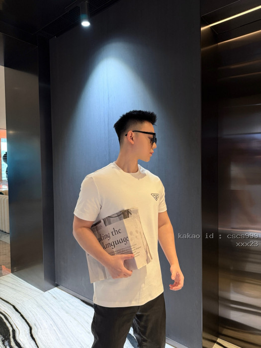 프라다 로고 프린트 크루넥 반팔 티셔츠 레플리카 미러급 SA급 S급 고퀄리티 하이엔드 최상급 의류 [남성여성공용] [셀럽]