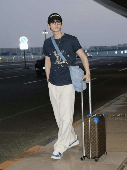 루이비통 LV 돛단배 자수 면 티셔츠 레플리카 미러급 SA급 S급 고퀄리티 하이엔드 최상급 의류 [남성여성공용] [셀럽] 12
