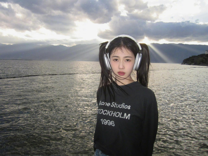 아크네스튜디오 25 뉴 디스트레스드 블랙 1996 레터 프린트 긴팔 티셔츠 레플리카 미러급 SA급 S급 고퀄리티 하이엔드 최상급 의류 [여성] [셀럽] 2