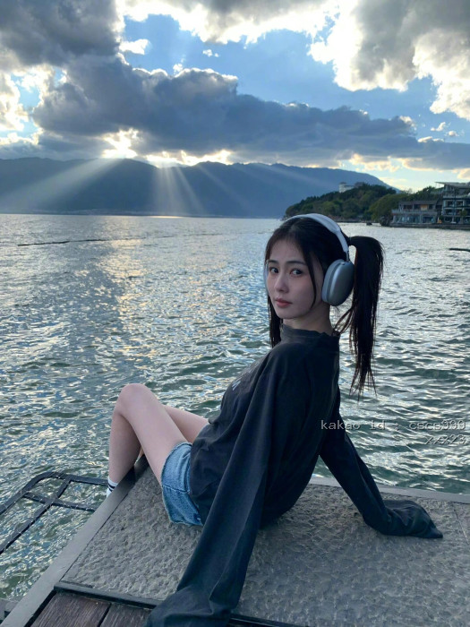 아크네스튜디오 25 뉴 디스트레스드 블랙 1996 레터 프린트 긴팔 티셔츠 레플리카 미러급 SA급 S급 고퀄리티 하이엔드 최상급 의류 [여성] [셀럽] 3