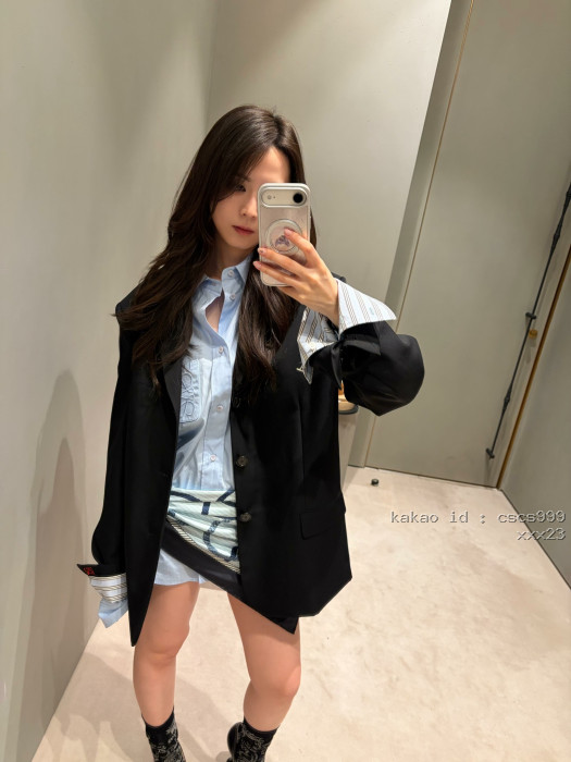로에베 블랙 커프스가 있는 쓰리버튼 셔츠 레플리카 미러급 SA급 S급 고퀄리티 하이엔드 최상급 의류 [여성복] [셀럽] 5