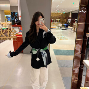 로에베 블랙 커프스가 있는 쓰리버튼 셔츠 레플리카 미러급 SA급 S급 고퀄리티 하이엔드 최상급 의류 [여성복] [셀럽]