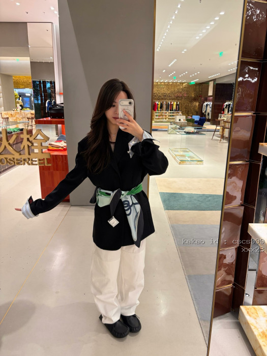 로에베 블랙 커프스가 있는 쓰리버튼 셔츠 레플리카 미러급 SA급 S급 고퀄리티 하이엔드 최상급 의류 [여성복] [셀럽]