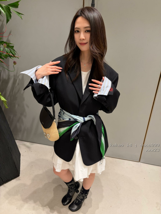 로에베 블랙 커프스가 있는 쓰리버튼 셔츠 레플리카 미러급 SA급 S급 고퀄리티 하이엔드 최상급 의류 [여성복] [셀럽] 3