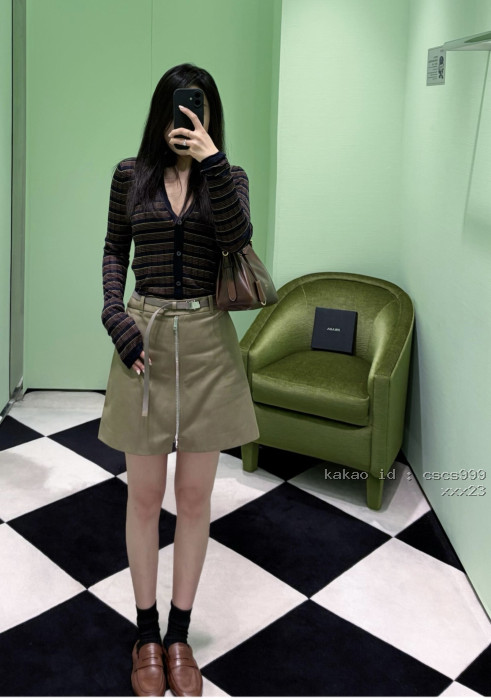 프라다 초콜릿 브라운 스트라이프 브이넥 슬림핏 가디건 레플리카 미러급 SA급 S급 고퀄리티 하이엔드 최상급 의류 [여성] [셀럽] 4