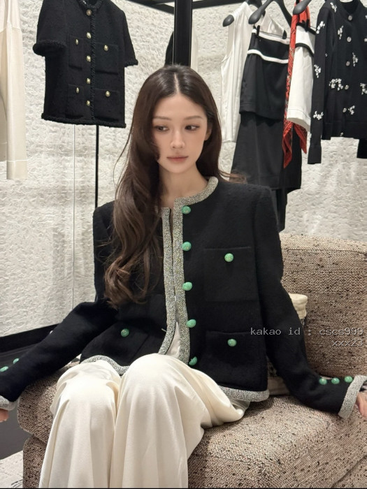 샤넬 핸드크래프트 컬렉션 헤비웨이트 비즈 장식 그린 버튼 블랙 트위드 숏 재킷 레플리카 미러급 SA급 S급 고퀄리티 하이엔드 최상급 의류 [여성복] [셀럽] 11