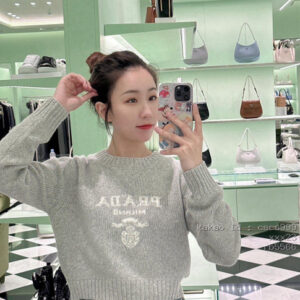 프라다 그레이 로고 자카드 크롭 스웨터 의류 [여성복]