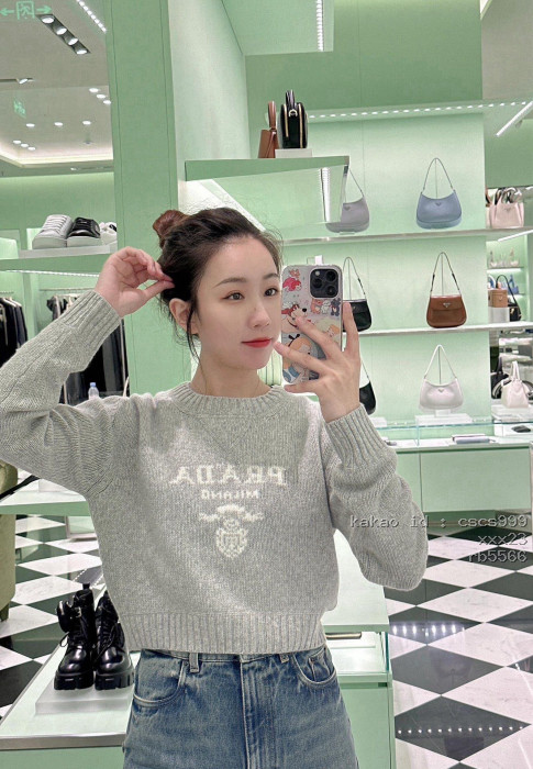 프라다 그레이 로고 자카드 크롭 스웨터 의류 [여성복]